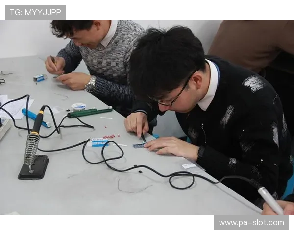 深夜苦练的VAR团队训练画面引发热议充分展现真正职业精神与坚持