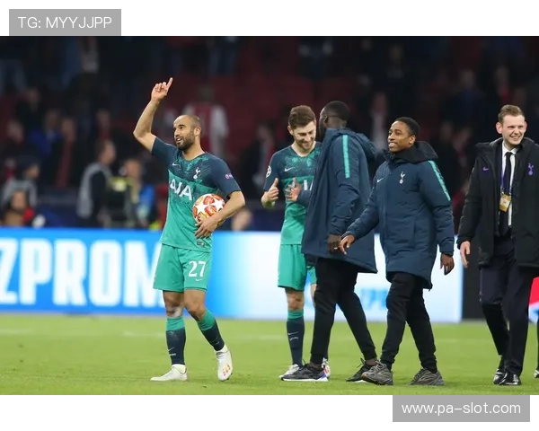 转会费激战上演读秒绝杀 全场观众沸腾尽显紧张刺激